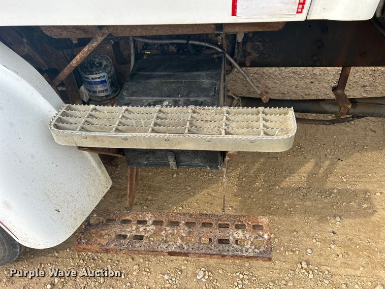 image for item DS0825 1998 Ford L8513 refuse truck