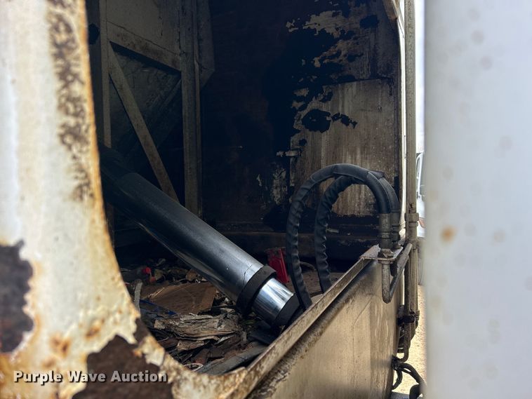 image for item DS0825 1998 Ford L8513 refuse truck