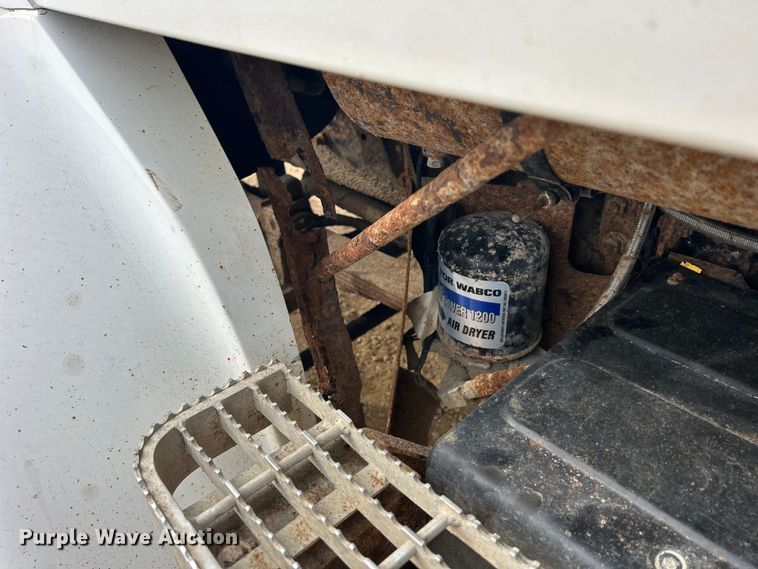 image for item DS0825 1998 Ford L8513 refuse truck