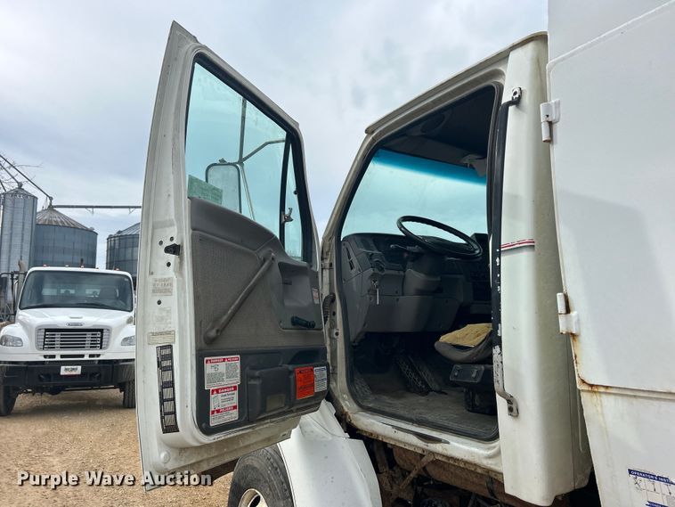 image for item DS0825 1998 Ford L8513 refuse truck