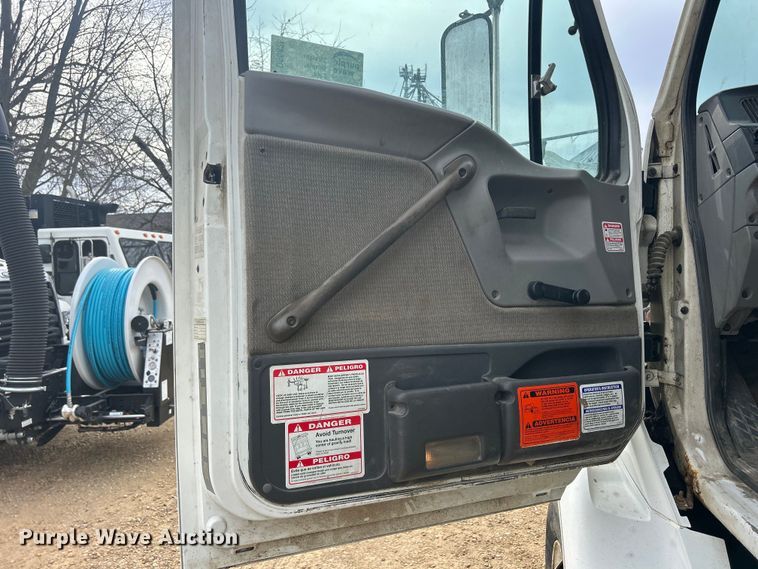 image for item DS0825 1998 Ford L8513 refuse truck