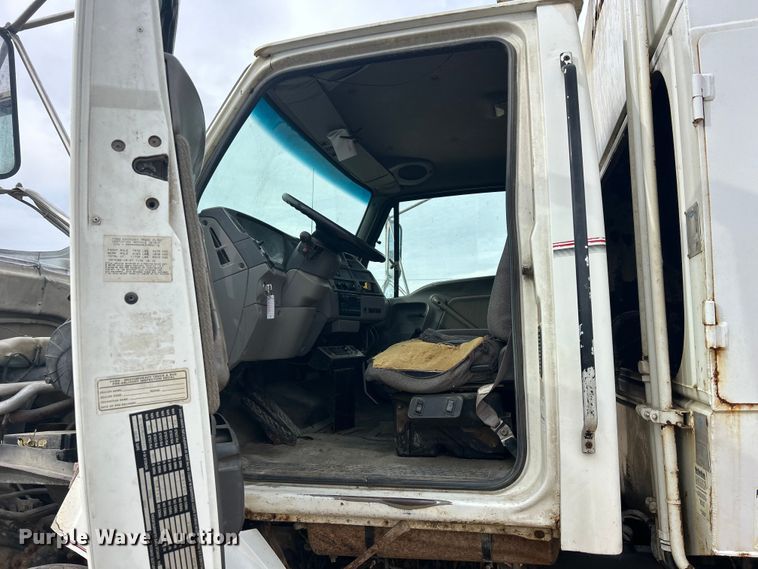 image for item DS0825 1998 Ford L8513 refuse truck