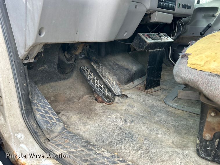 image for item DS0825 1998 Ford L8513 refuse truck