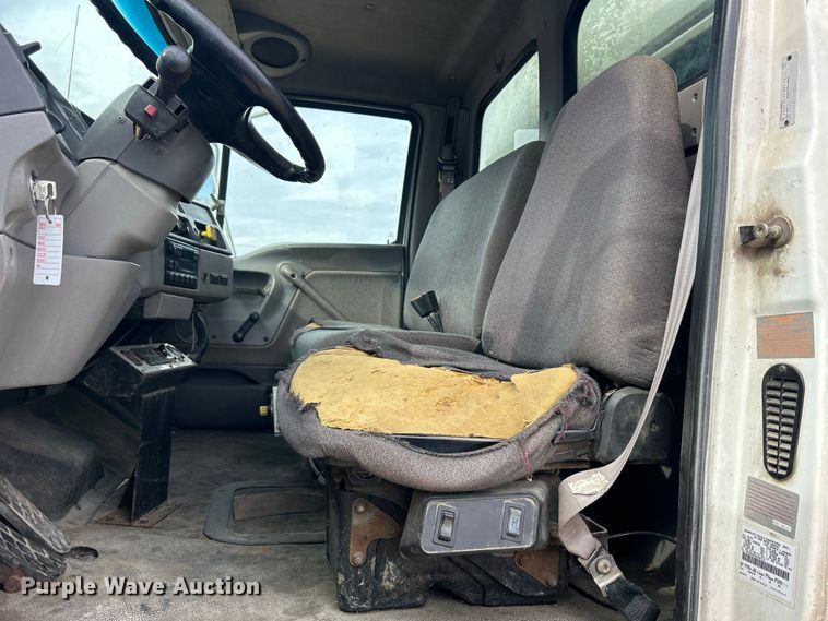 image for item DS0825 1998 Ford L8513 refuse truck