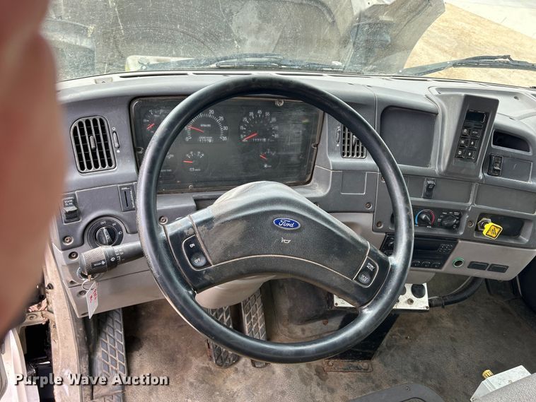 image for item DS0825 1998 Ford L8513 refuse truck