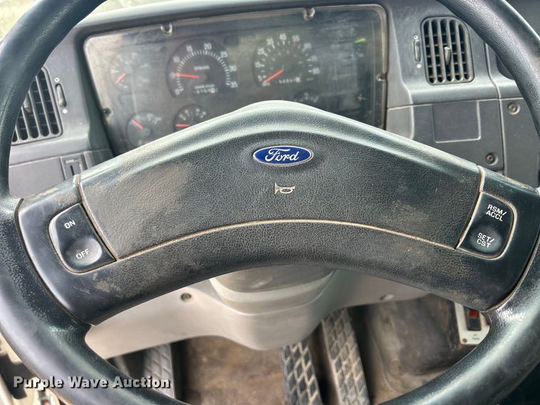 image for item DS0825 1998 Ford L8513 refuse truck