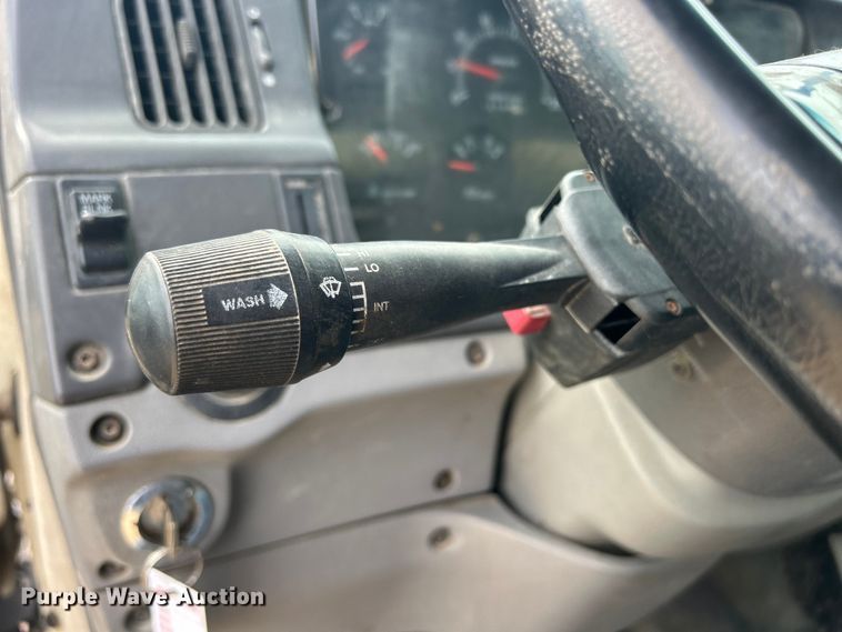 image for item DS0825 1998 Ford L8513 refuse truck