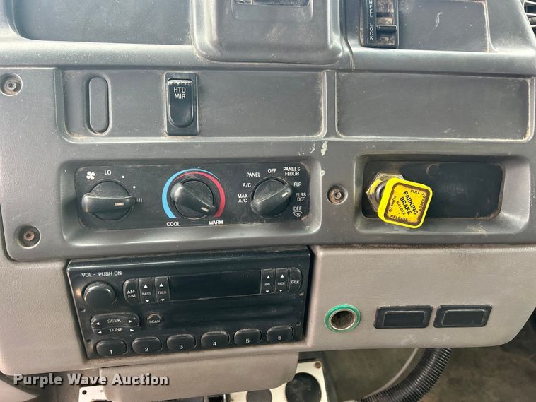 image for item DS0825 1998 Ford L8513 refuse truck