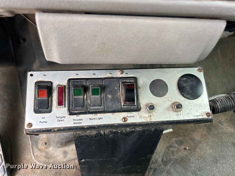 image for item DS0825 1998 Ford L8513 refuse truck