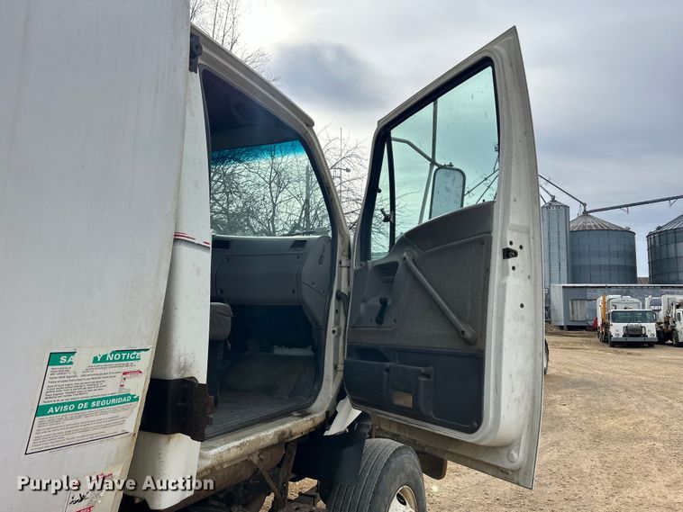 image for item DS0825 1998 Ford L8513 refuse truck