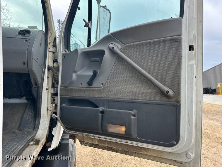 image for item DS0825 1998 Ford L8513 refuse truck