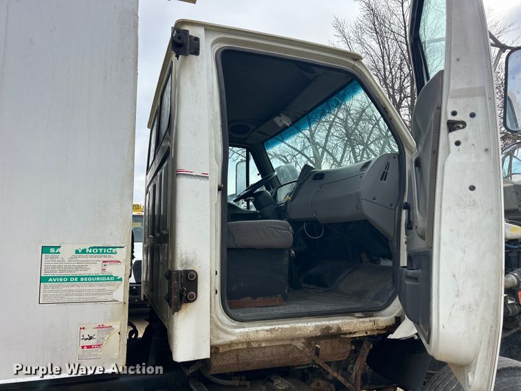 image for item DS0825 1998 Ford L8513 refuse truck