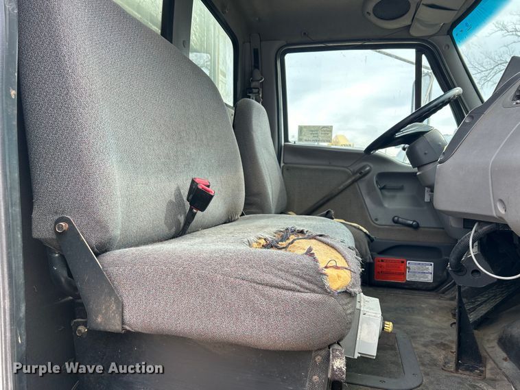 image for item DS0825 1998 Ford L8513 refuse truck