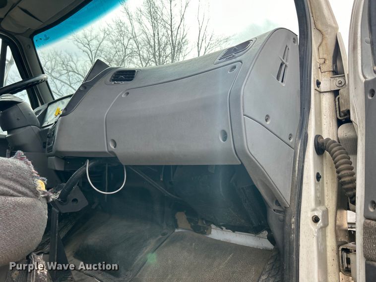 image for item DS0825 1998 Ford L8513 refuse truck