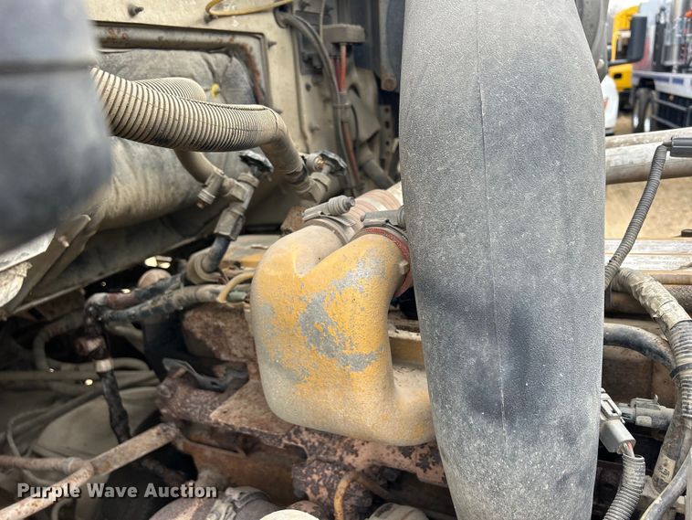 image for item DS0825 1998 Ford L8513 refuse truck