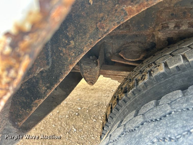 image for item DS0825 1998 Ford L8513 refuse truck