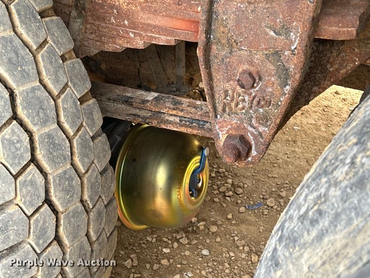 image for item DS0825 1998 Ford L8513 refuse truck