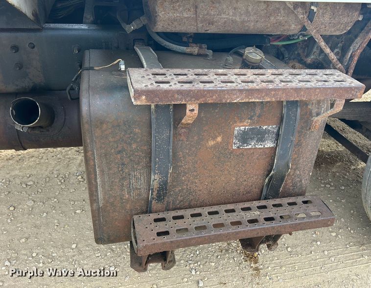 image for item DS0825 1998 Ford L8513 refuse truck