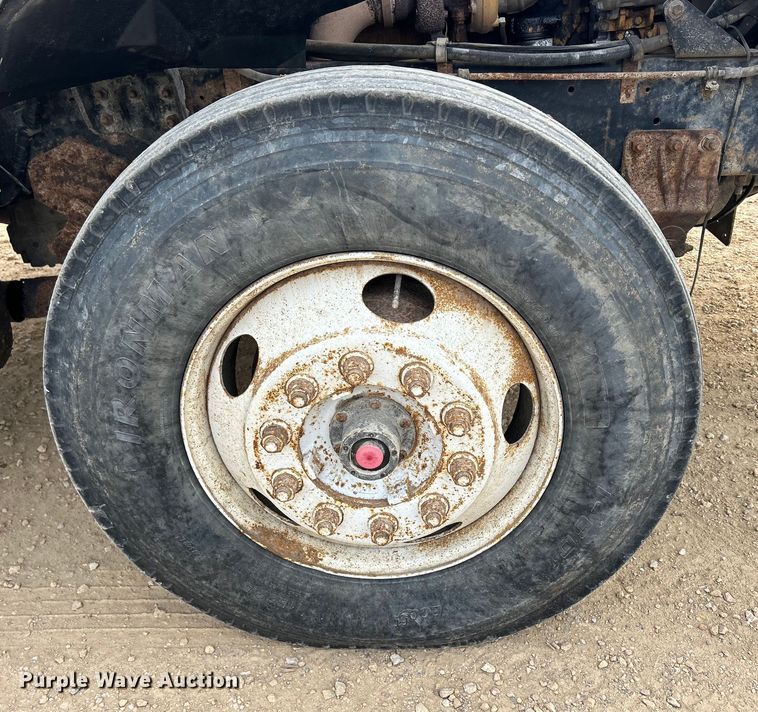 image for item DS0825 1998 Ford L8513 refuse truck