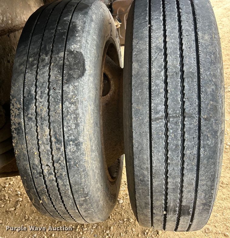 image for item DS0825 1998 Ford L8513 refuse truck