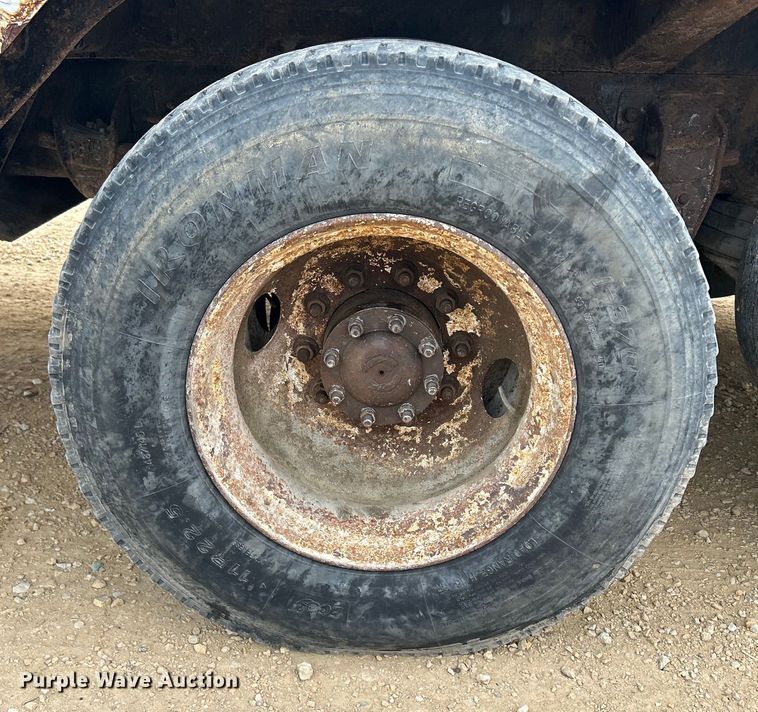 image for item DS0825 1998 Ford L8513 refuse truck