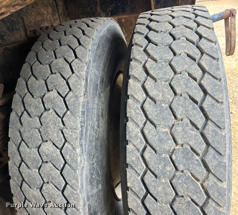 image for item DS0825 1998 Ford L8513 refuse truck