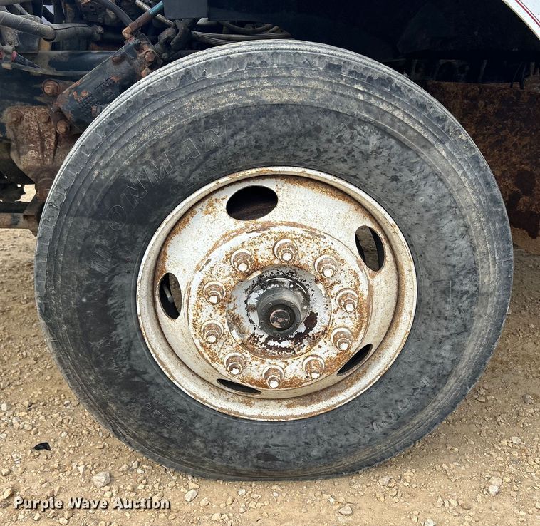 image for item DS0825 1998 Ford L8513 refuse truck