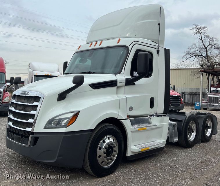 image for item DS2903 2019 Freightliner Cascadia  semi truck