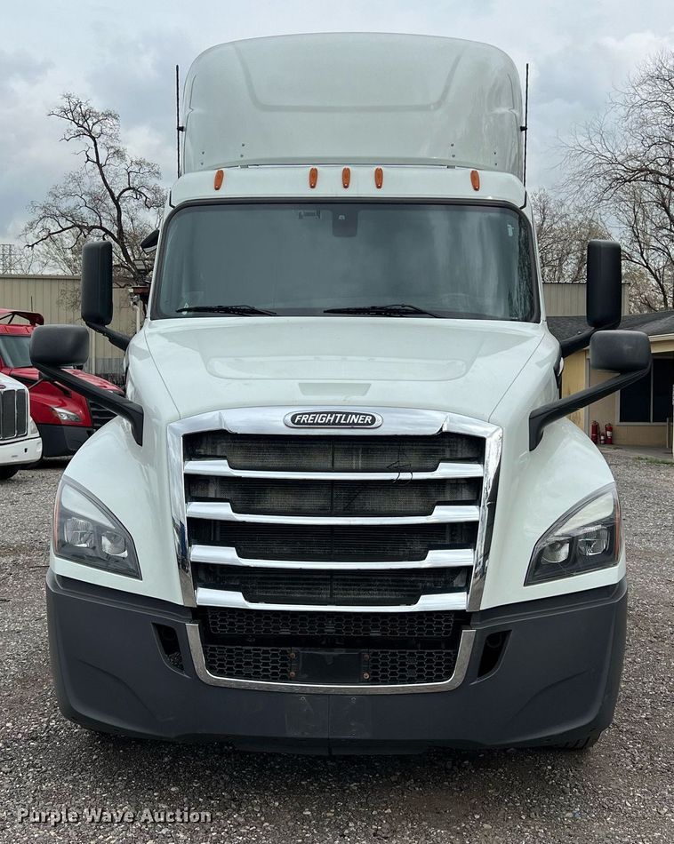 image for item DS2903 2019 Freightliner Cascadia  semi truck