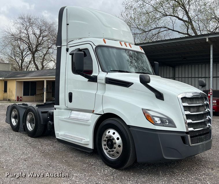 image for item DS2903 2019 Freightliner Cascadia  semi truck