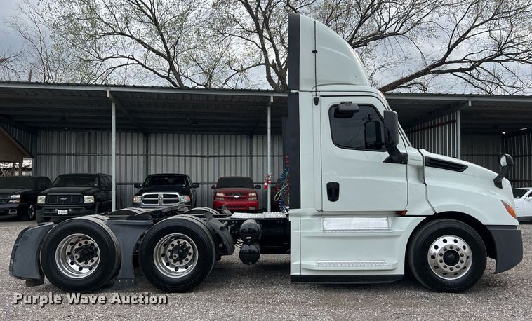 image for item DS2903 2019 Freightliner Cascadia  semi truck