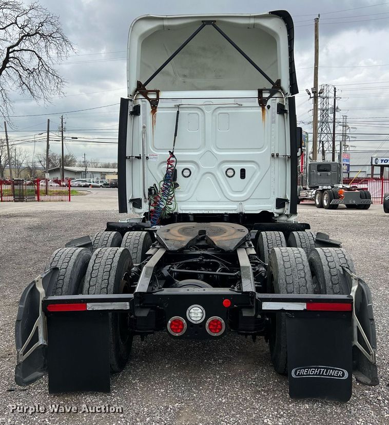 image for item DS2903 2019 Freightliner Cascadia  semi truck