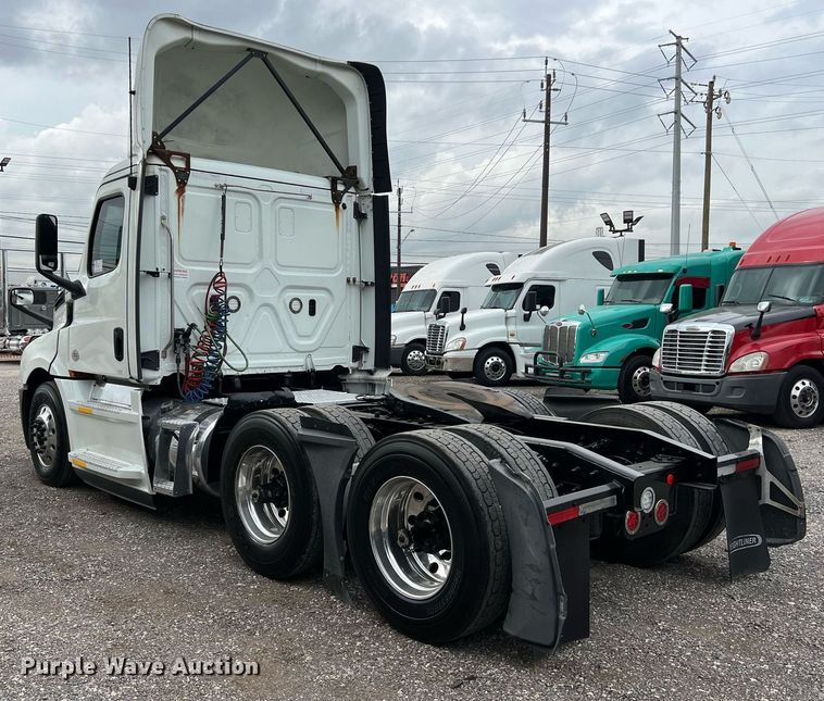 image for item DS2903 2019 Freightliner Cascadia  semi truck