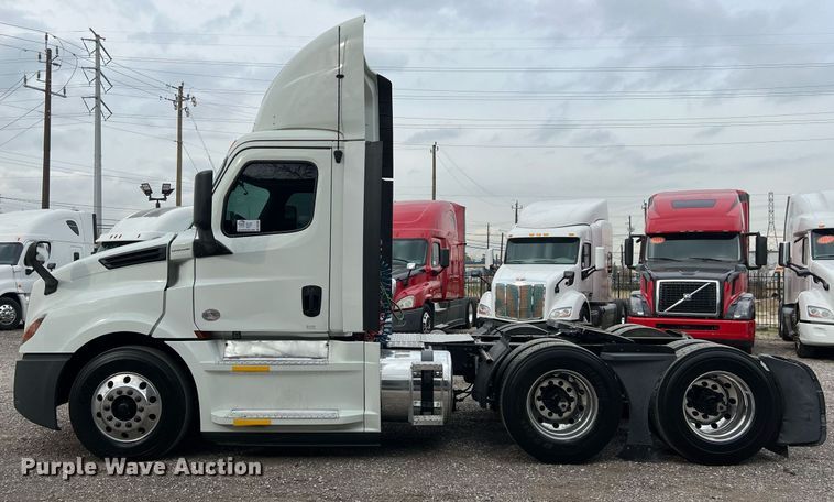 image for item DS2903 2019 Freightliner Cascadia  semi truck