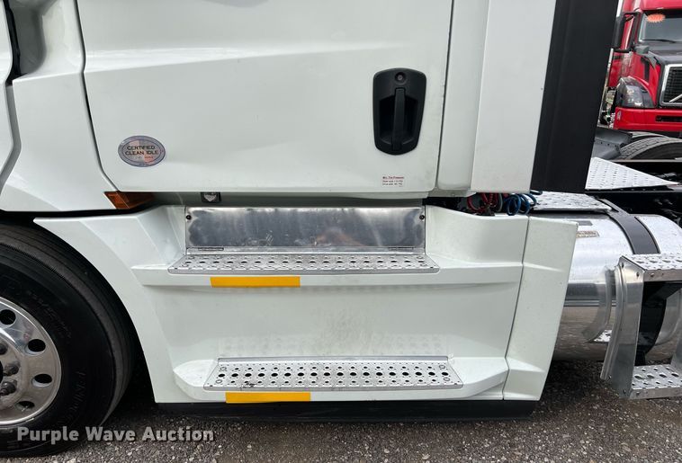 image for item DS2903 2019 Freightliner Cascadia  semi truck