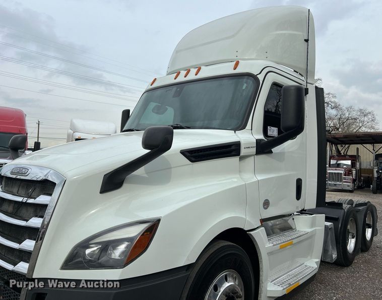 image for item DS2903 2019 Freightliner Cascadia  semi truck