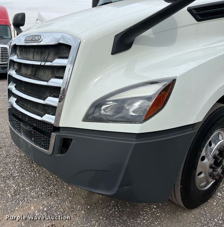 image for item DS2903 2019 Freightliner Cascadia  semi truck