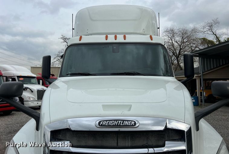 image for item DS2903 2019 Freightliner Cascadia  semi truck