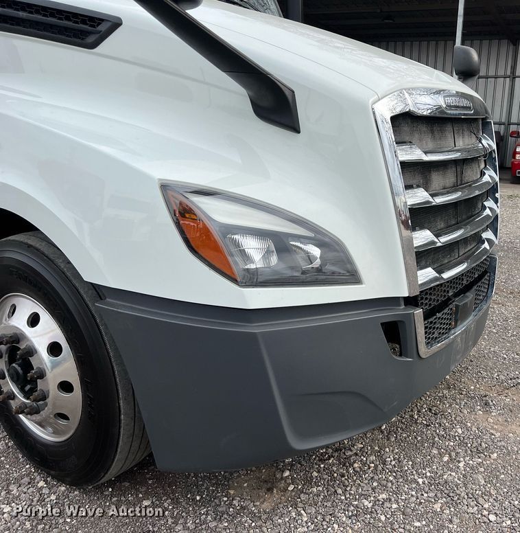 image for item DS2903 2019 Freightliner Cascadia  semi truck
