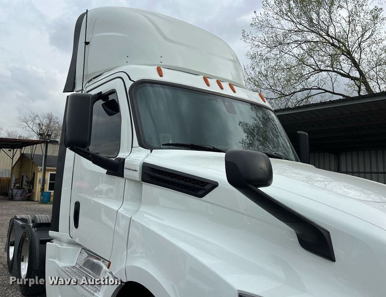 image for item DS2903 2019 Freightliner Cascadia  semi truck