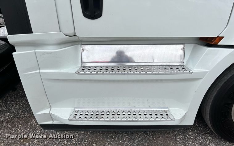 image for item DS2903 2019 Freightliner Cascadia  semi truck