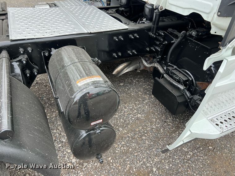 image for item DS2903 2019 Freightliner Cascadia  semi truck