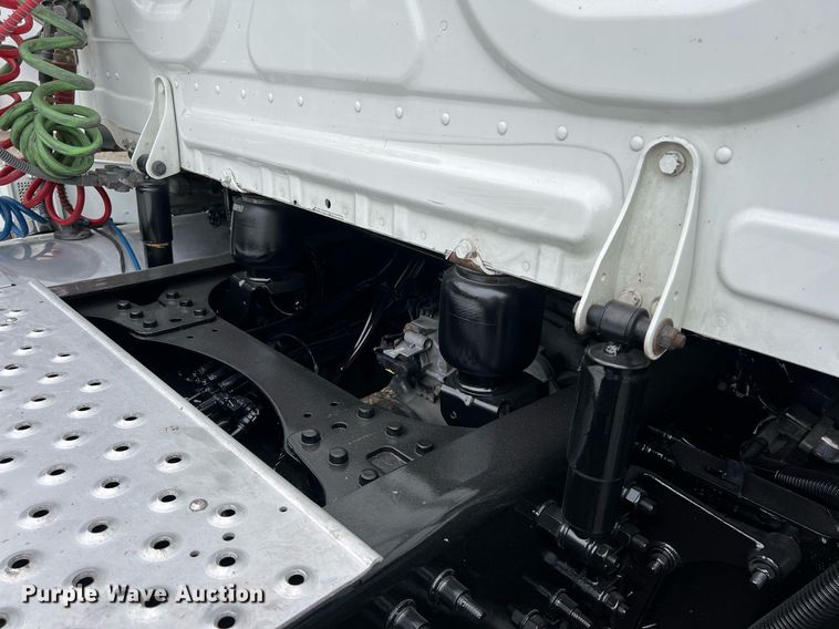 image for item DS2903 2019 Freightliner Cascadia  semi truck