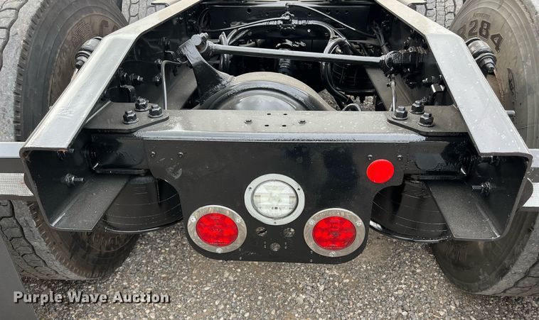 image for item DS2903 2019 Freightliner Cascadia  semi truck