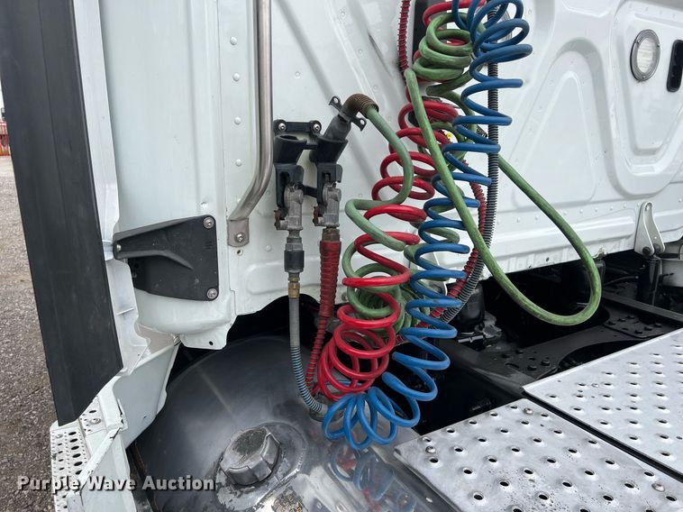 image for item DS2903 2019 Freightliner Cascadia  semi truck