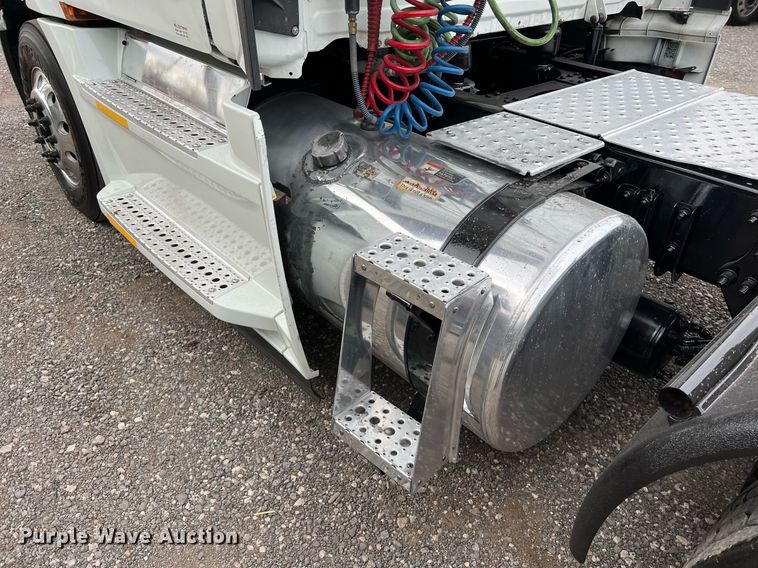 image for item DS2903 2019 Freightliner Cascadia  semi truck