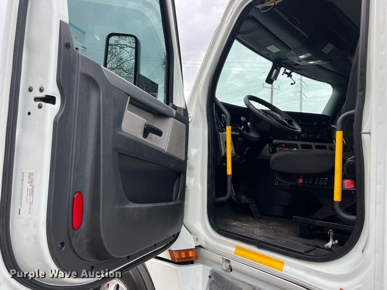 image for item DS2903 2019 Freightliner Cascadia  semi truck