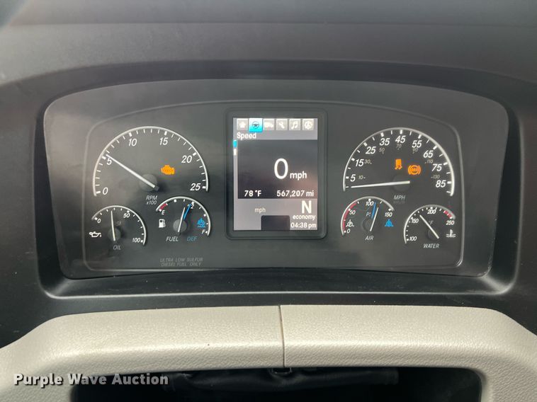 image for item DS2903 2019 Freightliner Cascadia  semi truck