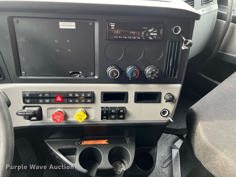 image for item DS2903 2019 Freightliner Cascadia  semi truck