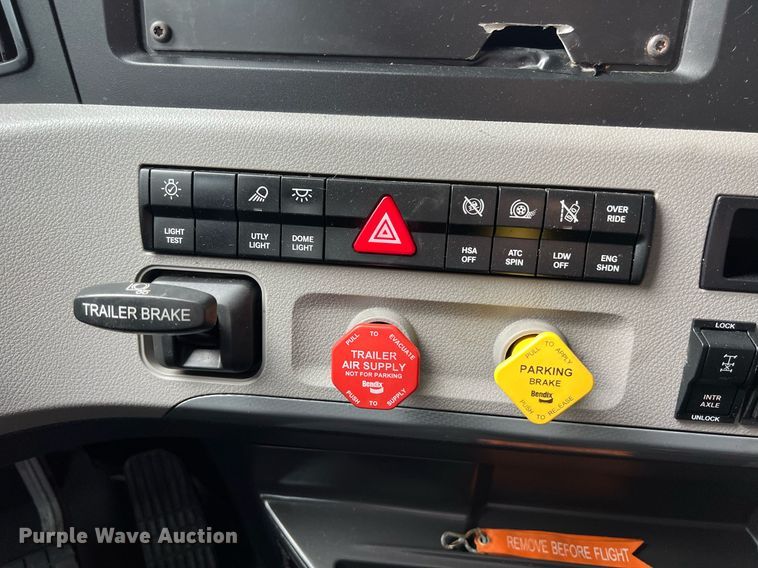 image for item DS2903 2019 Freightliner Cascadia  semi truck